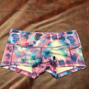 Like new FLEO low rise contour shorts. Size medium.